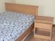 Vends chambre à coucher d'enfant comprenant : - un lit et Vends chambre à coucher d'enfant comprenant : - un lit et