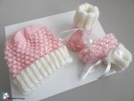 Bonnet et chaussons rose-ecru, tricotés main, laine calinou