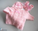 Trousseau bb fille coloris rose en calinou, tricoté main