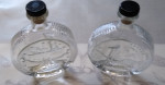 2 Anciennes petites bouteilles en verre gravée en relief