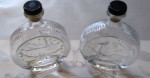 2 Anciennes petites bouteilles en verre gravée en relief 1