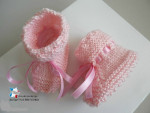 Chaussons layette roses à crans et ruban satin 3