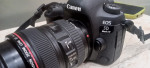 Canon EOS 5D Mark IV accompagné de son obj