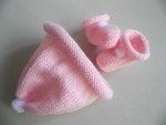 Tricot laine bébé fait main bonnet rose à pompon 1