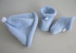 Tricot laine bébé fait main bonnet bleu à pompon 2