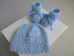 Bonnet et chaussons Bleus layette tricot fait main 1