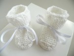Tricot bébé chaussons blancs laine fait main 1