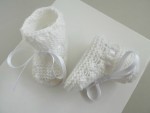 Tricot bébé chaussons blancs laine fait main 3