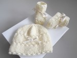 Tricot bébé bonnet et chaussons écrus fille 1