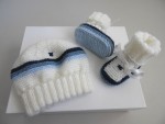 Bonnet et chaussons rayés bleus écru, tricot laine bébé