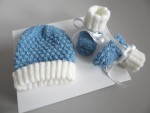 Duo bonnet et chaussons cali bleu et écru, tricot bébé 1