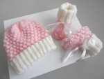 Bonnet et chaussons rose et écru, calinou tricot bébé 1