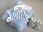 BrassièreBonnet et chaussons bleu azur, écru, tricot bébé