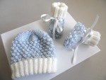 BrassièreBonnet et chaussons bleu azur, écru, tricot bébé 3