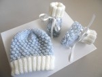 Bonnet et chaussons bleu azur, écru, calinou tricot bébé